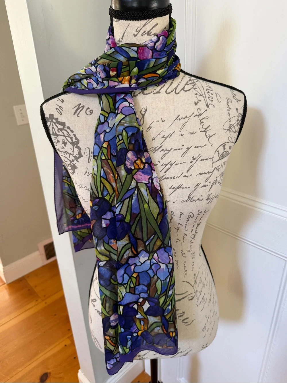 Gorgeous Metropolitan Museum of Art Louis C. Tiffany Silk Crepe Scarf.